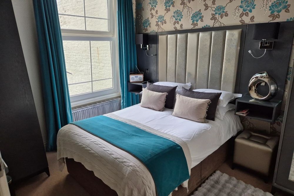 Hastings House blue bedroom with teal accents