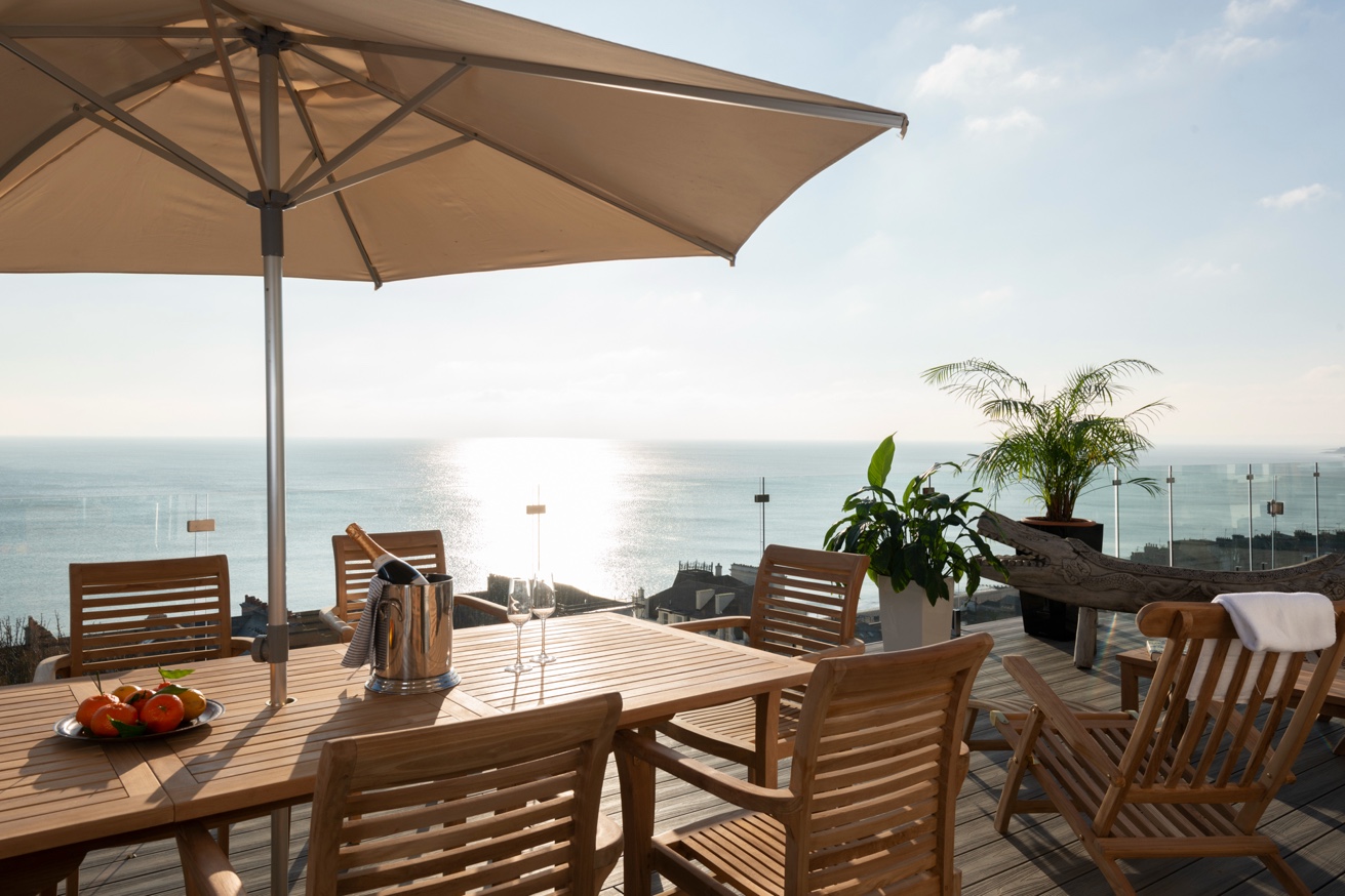 Cliffhanger House terrace dining