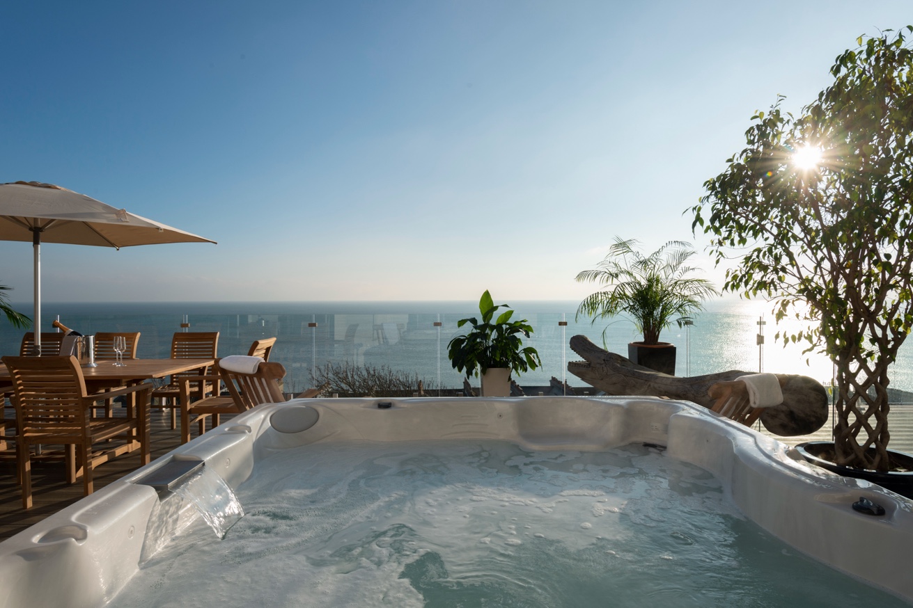Cliffhanger House hot tub sea view