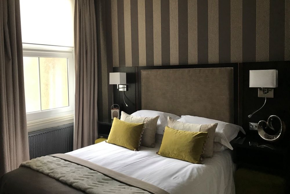 Hastings House green bedroom with striped wallpaper