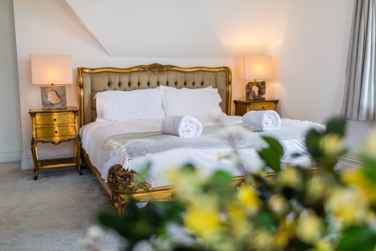 Cliffhanger House master bedroom