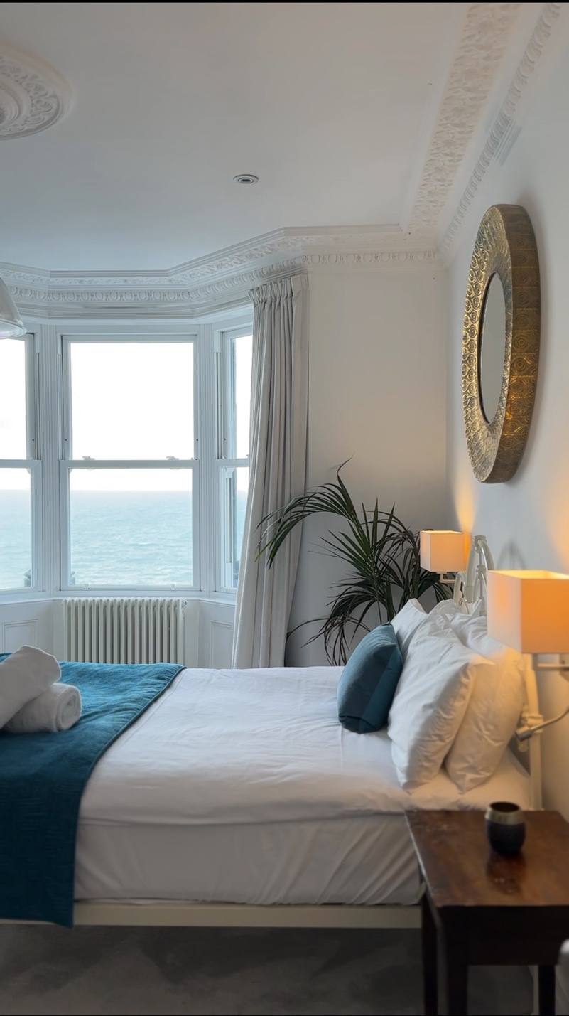 Cliffhanger House bedroom sea view