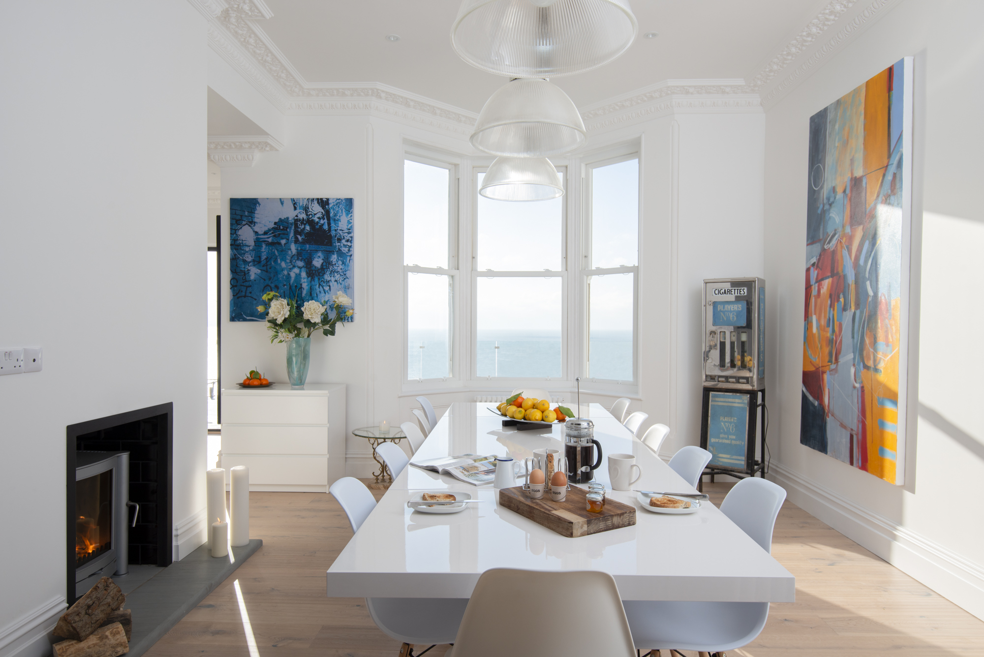 Cliffhanger House — bright dining room with sea views, St Leonards-on-Sea